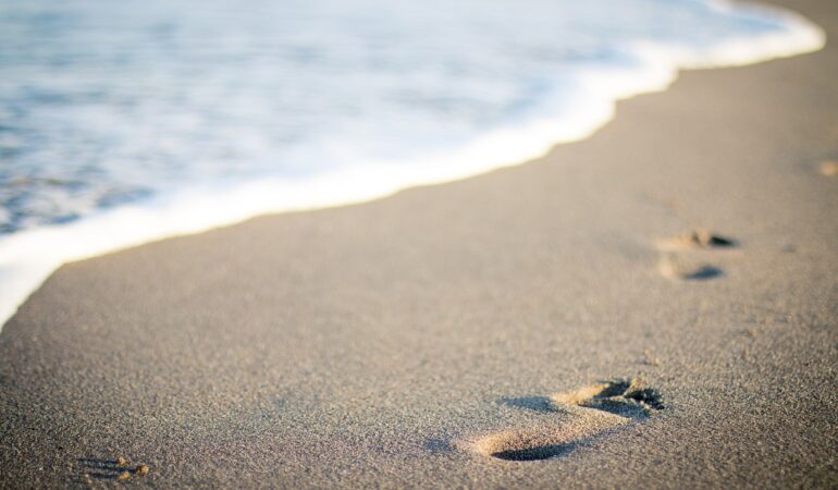 sea, beach, footprints-1281780.jpg